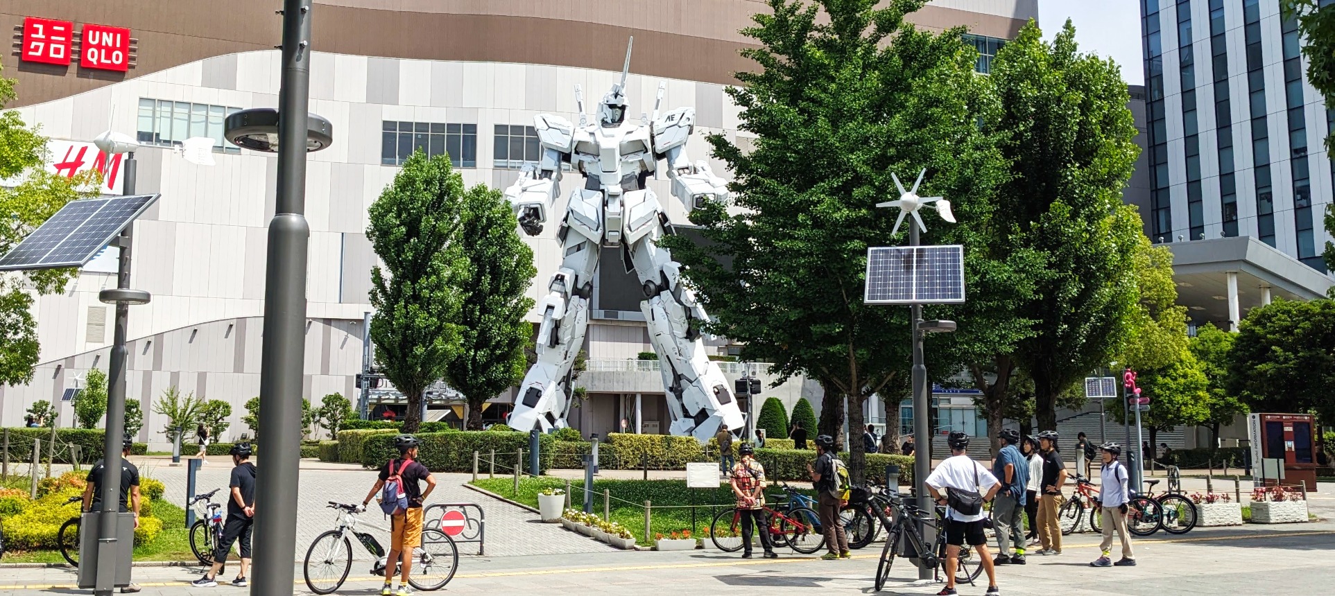 海風が爽快なコースの風景（ガンダム立像）